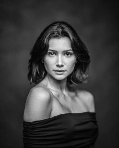 Portrait en lumière latérale, noir et blanc